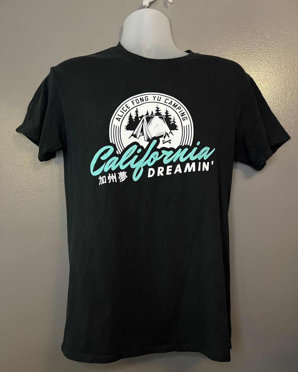 Alice Fong Yu Camping California Dreamin Shirt Mens Medium Black Graphic Tee